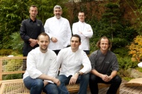 Assis : David Toutain (Agapé Substance à Paris), Baptiste Poinot (Flaveurs à Valence), Franck Renimel (En Marge à Toulouse). Debout : Loic Villemin (Toya à Faulquemont), Vincent Croizard (Restaurant Vincent Croizard à Nîmes) et Cyril Haberland (L'Oison à Chancelade).
