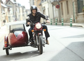 Pour la nouvelle émission, roadmovie à travers les régions françaises, Cyril Lignac enfourche son side-car.