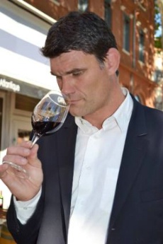 Fabien Pelous, grand connaisseur en vins, accueille désormais les amateurs dans sa brasserie Le Club 15.