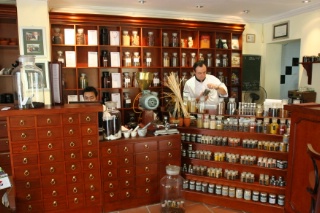 'Partout, j'ai appris une cuisine de curiosité, de soleils, de débrouille' explique Didier Corlou, ici dans sa boutique des épices.