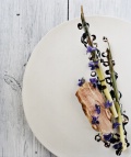 Echine de porc et joncs, violettes et malt.