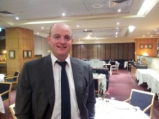 Géraud Visinoni, directeur d'exploitation Orly Sud chez Elior Concessions, dans la salle du Clos Saint-Germain, restaurant avec une vue imprenable sur les pistes d'Orly. Géraud Visinoni, directeur d'exploitation Orly Sud chez Elior Concessions, dans la salle du Clos Saint-Germain, restaurant avec une vue imprenable sur les pistes d'Orly.