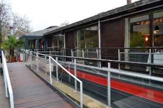 Le 'River Café': une rénovation harmonieuse permettant à la fois de préserver le cadre naturel tout en favorisant la visibilité de l'établissement Le 'River Café': une rénovation harmonieuse permettant à la fois de préserver le cadre naturel tout en favorisant la visibilité de l'établissement