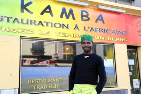 Ahmed Sidiki devant son restaurant Kamba. Ahmed Sidiki devant son restaurant Kamba.