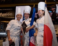 Iris Lau (au centre) représentant la France, Sally Camacho et Kanako Sakakura/
