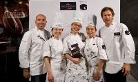 De gauche à droite : Jacques Pourcel, Sally Camacho, la lauréate Iris Lau, Kanako Sakakura et Rasmus Kofoed, Bocuse d'or 2011, président du jury.