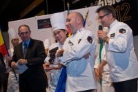 De gauche à droite: Jean-Luc Grisot, P.-d.g. de Valrhona, Iris lau, Jacques Pourcel et Frédéric Bau lors de la remise du trophée C3 et du chèque de 5000 euros.
