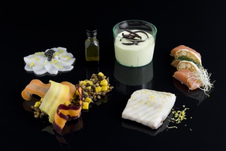 Plateau Prunier composé d'un carpaccio de Saint-Jacques, une quenelle de caviar, un filet d'esturgeon vapeur, du saumon fumé, des feuilles de nori, du saumon Balik Tsarevich sur un lit de lentilles et de rubans de carottes. Plateau Prunier composé d'un carpaccio de Saint-Jacques, une quenelle de caviar, un filet d'esturgeon vapeur, du saumon fumé, des feuilles de nori, du saumon Balik Tsarevich sur un lit de lentilles et de rubans de carottes.