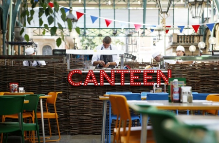 Le décor de Canteen est d'une grande simplicité. Le décor de Canteen est d'une grande simplicité.