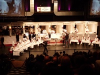 Les 8 candidats face au public avec un jury de lauréats de Bocuse d'or, MOF et chefs étoilés.