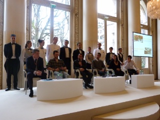 De gche à dte : Denis Courtiade, directeur de restaurant du Plaza Athénée à Paris, Romain Cousot, maître d'hôtel du restaurant Noma à Copenhague (Danemark), Christophe Pham Van, professeur de salle au lycée Storck à Guebwiller (67), trois jeunes - Mohammed, Laetitia, Fabrice -, et 10 jeunes de l'école Grégoire Ferrandi à Paris en tenues différentes.