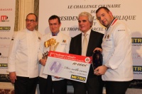 Laurent Ciurko-Durand a remporté un chèque de 10.000 euros remis par Pascal Gayrard, directeur général de Métro Cash and Carry.