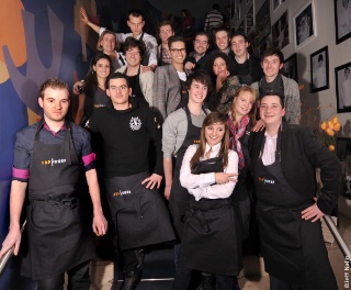 Les candidats de Top Chef des 3 saisons lors de l'inauguration du Restaurant Top Chef à Paris.