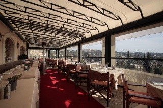 La terrasse permet de profiter de la vue exceptionnelle sur Saint-Paul , la vallée et la mer.
