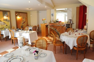 La salle du restaurant accueille 20 couverts.