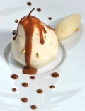Dessert d'Arthur Fèvre : La Poire juste pochée sous sa coque craquante, crème caramel en fine mousseline, quenelle de sorbet conférence.
