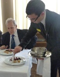 Service à l'anglaise de la garniture pour le magret de canard.
