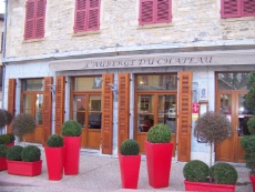 L'Auberge du château est située sur la place de ce village typique du Beaujolais.