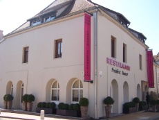 L'Hôtel de la Poste est situé au coeur du village de Charolles.