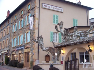 L'Auberge de Clochemerle est située au coeur de Vaux-en-Beaujolais.