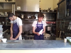 Romain Tischenko et son équipe préparent le service du midi.