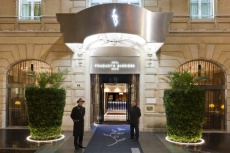 La façade de l'hôtel, sur l'avenue George V.