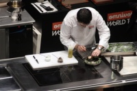Jean-François Piège présente sa Saint-Jacques snackée en mangue et ses chips de saint-jacques accompagnées d'un jardin suspendu de pousses et d'herbes.