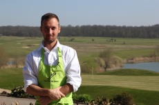 Loïc Villemin sur sa terrasse qui domine le golf.