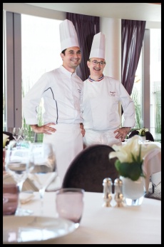 Christophe Schmitt, à gauche, sous-chef du restaurant Le Diane, et Jean-Yves Leuranguer, à droite, chef des cuisines de l'Hôtel Fouquet's Barrière.
