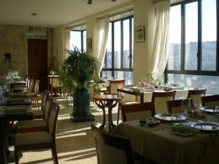 Ambiance historique ou salle en verrière avec vue panoramique : le client a le choix entre deux ambiances.