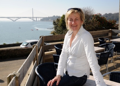 Nadine Guéganton sur la terrasse du Café de la cale surplombant l'Elorn. Nadine Guéganton sur la terrasse du Café de la cale surplombant l'Elorn.