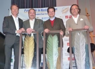 De gche à dte : Simon et Vincent Ferniot, Palme d'Or avec leur concept Boco à Paris (Ier), Vincent Mourre, Palme de bronze avec son concept Mio Padre à Paris (IXe), et Jean-François Celbert, Palme d'argent avec son concept Joséphine à Paris (XVIe).