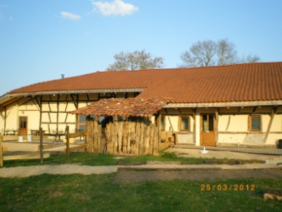 Cette ferme bressane typique a été transformée en espace de réception. Cette ferme bressane typique a été transformée en espace de réception.