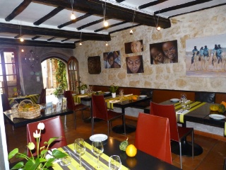 Restaurant Clovis : murs de pierres et décor contemporain