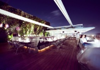 La terrasse du restaurant Juvia et son mur végétal.