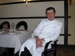 Olivier Samson propose un menu de quatre plats et un autre de sept plats, qu'il renouvelle deux fois par mois.