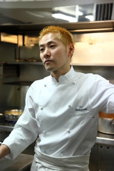 C'est au Japon que Kei Kobayashi découvre la cuisine française. Venu en France pour parfaire ses connaissances, il s'est finalement installé.