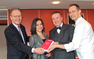 L'équipe dirigeante du Bristol : le propriétaire Richard Riehm et son épouse, le sommelier Jean-Marie Dirwimmer et le chef Julien Binz.