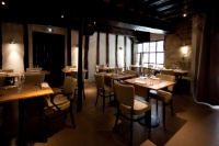 Salle de 24 places assises au rez-de chaussée : style français aux poutres apparentes.