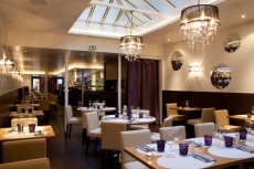 Dans un cadre comtemporain aux codes épurés, la salle de restaurant de 62 places assises est lumineuse grâce à la verrière.