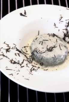 Gâteaux de Topinambours, bouillon beurré aux clous de girofle, truffe des Alpes.