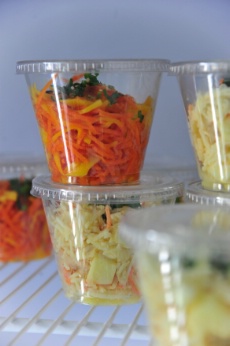 Quelques entrées vitaminées et gourmandes à déguster sur place ou emporter à base de céleri et de pommes et, de carottes et de mangues. Quelques entrées vitaminées et gourmandes à déguster sur place ou emporter à base de céleri et de pommes et, de carottes et de mangues.