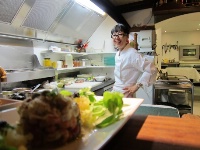 Pour son premier coup de feu, la chef étoilée Babette Lefebvre a raté la préparation des nems et des beignets de crevettes dans le restaurant de sa mère, à Strasbourg.