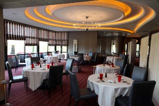 Lumineuse avec vue sur le parc qui entoure le restaurant, la capacité de la salle et du salon a été ramenée à 45 places assises.