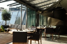 La salle de 45 couverts donne une vue sur la cuisine et accès à la terrasse extérieure.