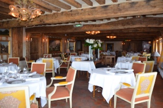 Entre bois et dorures, la Ferme Saint-Siméon, offre un confort élégant et d'un classique racé.