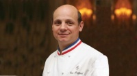 'On travaillait six jours par semaine, quinze à seize heures par jour.' Éric Briffard, chef étoilé du George V à Paris, évoque ainsi ses premiers pas en cuisine.