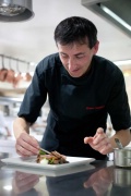 À ses débuts, Erwan Louaisil est passé sans transition d'un restaurant familial de province à la brigade de la Tour d'argent, à Paris. Aujourd'hui, il est à la tête des cuisines de la Ferme Saint-Siméon à Honfleur.