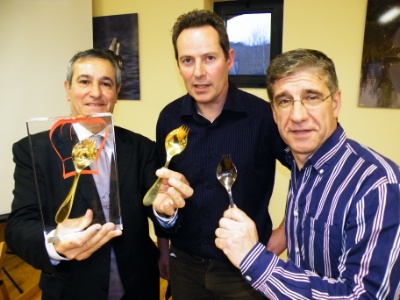 De gauche à droite : Bernard Garcia (président de l'Umih 09), Jean-Louis Orengo et Didier Lamotte (vice-président de l'Umih 09) lancent les premiers trophées de la restauration en Arège. De gauche à droite : Bernard Garcia (président de l'Umih 09), Jean-Louis Orengo et Didier Lamotte (vice-président de l'Umih 09) lancent les premiers trophées de la restauration en Arège.