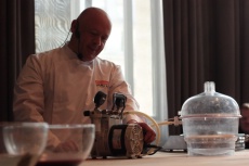 Thierry Marx préparant sa mousse au chocolat lors du festival Omnivore à Paris